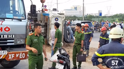 Tông 2 xe máy xe ben lật ngang, 3 người thương vong