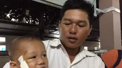 Gẫy cầu khỉ, bé trai và bố rơi tõm xuống sông