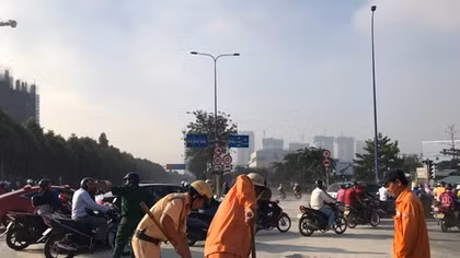 CSGT đẫm mồ hôi xúc đất cát vung vãi trên đường