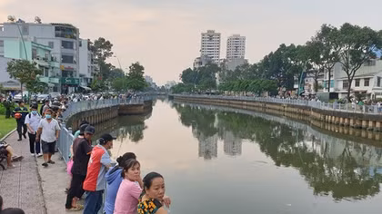 Tìm kiếm người đàn ông nghi nhảy kênh tự tử