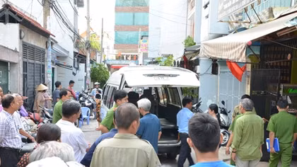 Người đàn ông chết bất thường trên võng, người quấn đầy dây điện