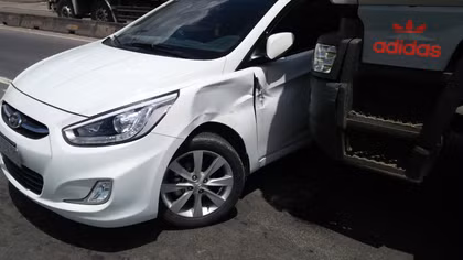 xe 4 chỗ bị xe tải "thổi" bay xa hàng chục mét