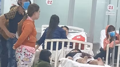 Năm người đang ngồi nhậu bị chém trọng thương