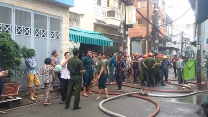 Sét đánh trúng cột điện gây cháy nhà dân