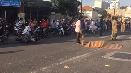Vợ khóc ngất bên thi thể chồng bị xe buýt tông