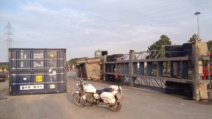 Kẹt cứng đường vì xe đầu kéo làm rơi thùng container