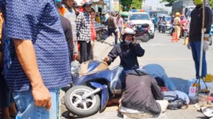 Chồng đau đớn khi thấy vợ bị xe tải tông tử vong