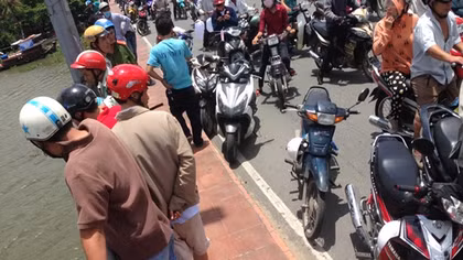 Nam công nhân bỏ lại thẻ bảo hiểm rồi gieo mình xuống sông Sài Gòn