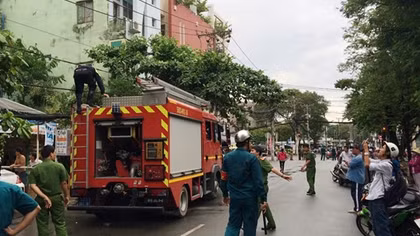 “Ngáo đá” chém công an rồi đốt nhà