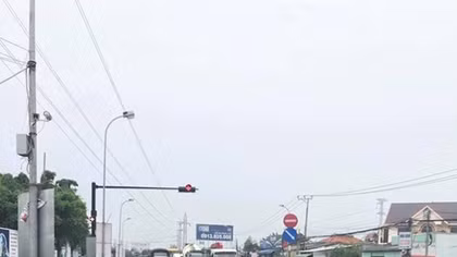 Xe đầu kéo tông hàng loạt xe máy dừng đèn đỏ, ít nhất 3 người tử vong