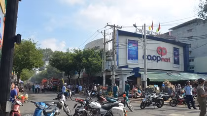Cháy lớn, khói đen bao trùm siêu thị Co.op Mart