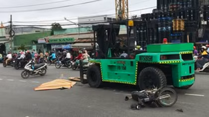 Xe nâng tông xe máy, một người tử vong