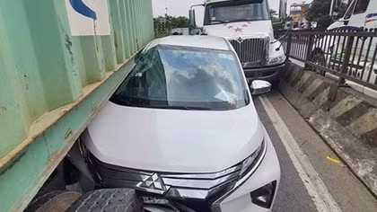 Bị “kẹp giữa” 2 xe đầu kéo sau va chạm, xe 7 chỗ biến dạng