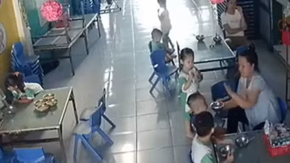 Đang làm rõ vụ cháu bé bị bảo mẫu đánh liên tiếp khi cho ăn