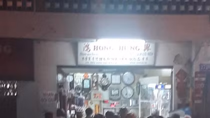 Nghi ngáo đá xông vào tiệm đồng hồ đâm người rồi tự đâm mình