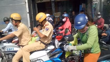 CSGT dùng xe đặc chủng, ôm cháu bé lao vào viện cấp cứu trên đường kẹt cứng