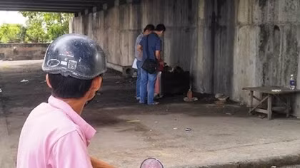 Thanh niên miệng trào máu gục chết trên ghế sô pha dưới gầm cầu