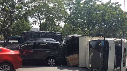 4 xe tông liên hoàn, 2 cháu bé thoát nạn trong gang tấc
