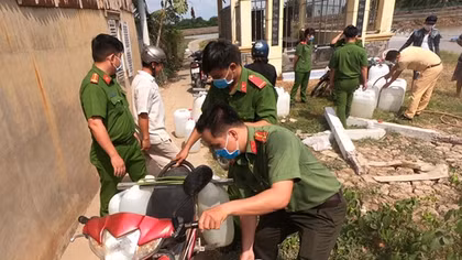 Mát lòng người dân từ những can nước nghĩa tình