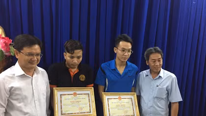Khen thưởng 3 cán bộ ngân hàng dũng cảm bắt cướp