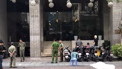 Sau tiếng động mạnh phát hiện nam du khách Úc tử vong trên vỉa hè