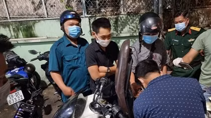 Bỏ bạn gái tại chốt kiểm soát, con nghiện “thông chốt” tháo chạy