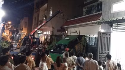 Say rượu tự ý leo lên xe taxi điều khiển, tông hỏng nhà dân