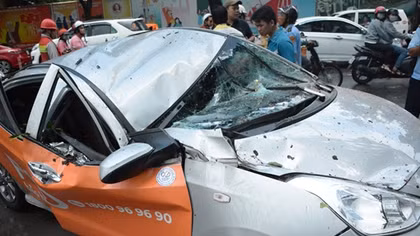 Cây cổ thụ bật gốc trong cơn mưa đè xế hộp biến dạng 