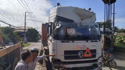 Hút chết khi xe đầu kéo ầm ầm lao vào nhà