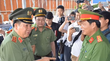 Lãnh đạo Bộ Công an yêu cầu làm rõ nguyên nhân cháy chung cư Carina Plaza