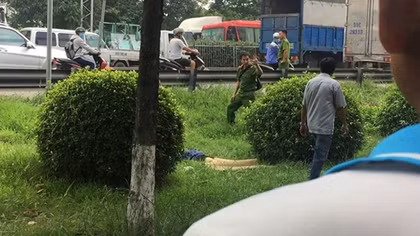 Cô gái dính bê bết máu tử vong bất thường dưới chân cầu