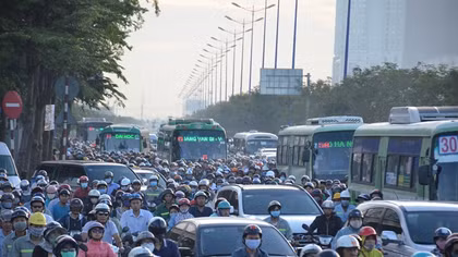 Cầu Sài Gòn lại “tê liệt” vì xe đầu kéo cuốn hàng chục mét dải phân cách
