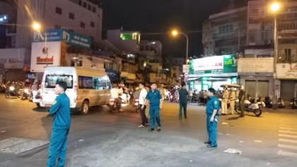 Đối tượng nghi có súng, lựu đạn cố thủ nhiều giờ trong nhà