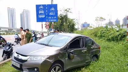 Xe 4 chỗ bị xe bồn húc văng ra khỏi xa lộ Hà Nội