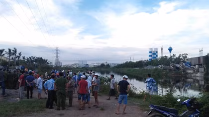 Thi thể người đàn ông không quần áo trên kênh Nước Lên