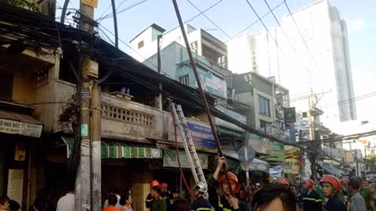 Cháy 2 căn nhà, 1 người bị phỏng