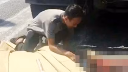 Con trai gào khóc ôm thi thể mẹ già sau TNGT