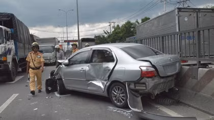 Tài xế ô tô 4 chỗ thoát hiểm kỳ diệu sau khi bị xe đầu kéo tông nát bét