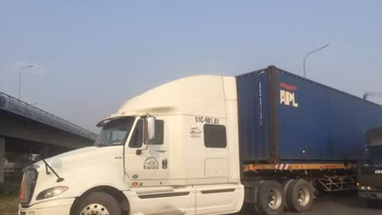 Xe đầu kéo bỏ chạy hơn 1km vì không biết tông người tử vong