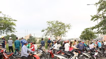 Một người đàn ông tử vong trong tư thế treo cổ ở ngay bên đường