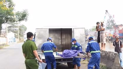 Thi thể nam thanh niên đầu đội MBH nổi trên kênh