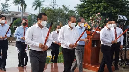 Phó Thủ tướng Thường trực viếng nghĩa trang liệt sĩ tỉnh Long An