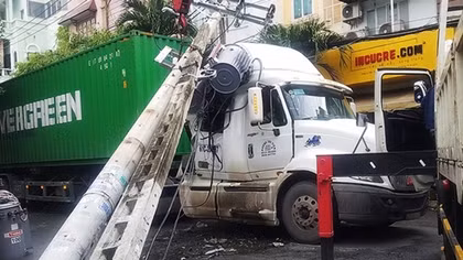 Xe đầu kéo kéo gãy hàng loạt trụ điện