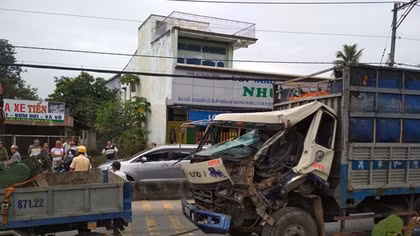 Hai vụ tông xe dây chuyền, 10 phương tiện hư hỏng