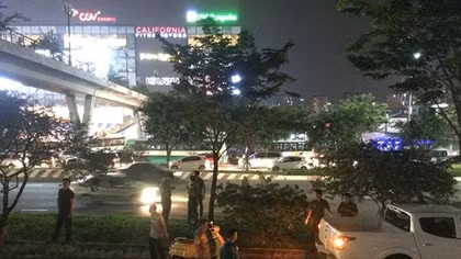 Tá hỏa khi thấy người đàn ông treo cổ trên cây xanh ven đường phố đông đúc