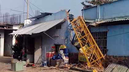 Sập tay cẩu lúc rạng sáng đè sập nhà dân, 2 người bị thương