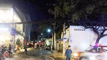 Trường mầm non trong hẻm bốc cháy ngùn ngụt trong đêm