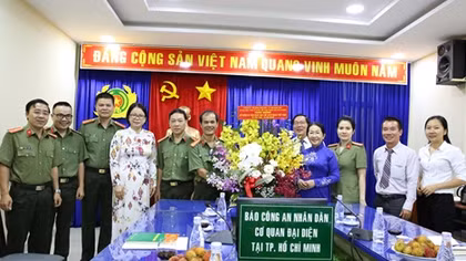 Phó Bí thư Thành ủy TP Hồ Chí Minh chúc mừng Cơ quan đại diện Báo CAND