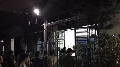Nữ sinh 13 tuổi đau đớn khi thấy cha treo cổ phía sau nhà
