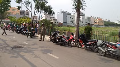 Tưởng búp bê lại gần phát hiện thai nhi còn nguyên dây rốn